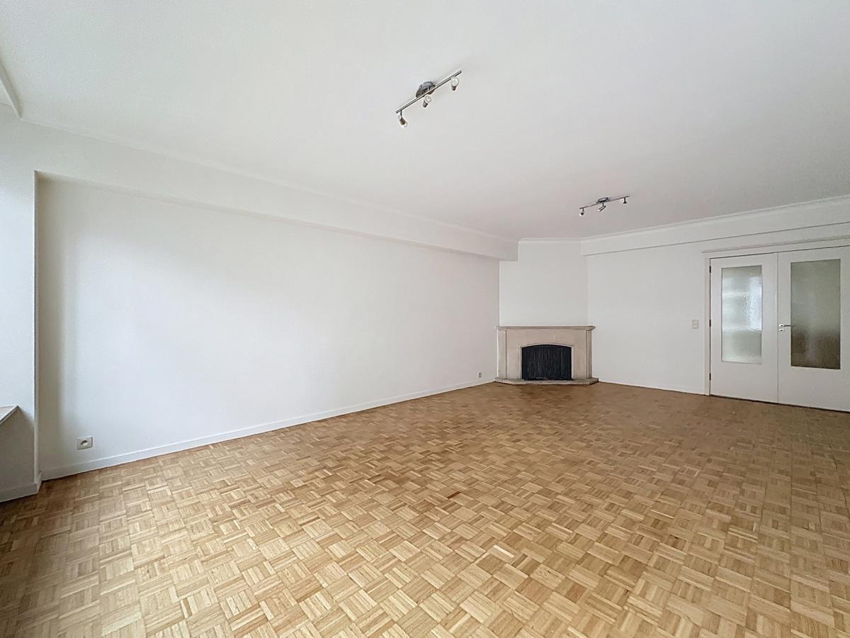 Square Ambiorix : Bel appartement rénové de 3 chambres