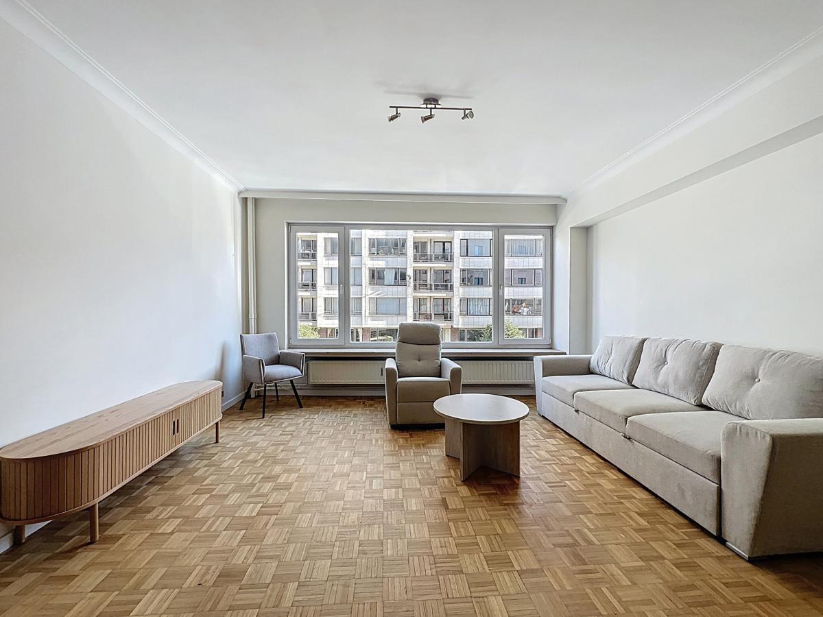 Square Ambiorix : Bel appartement rénové et meublé de 3 ch