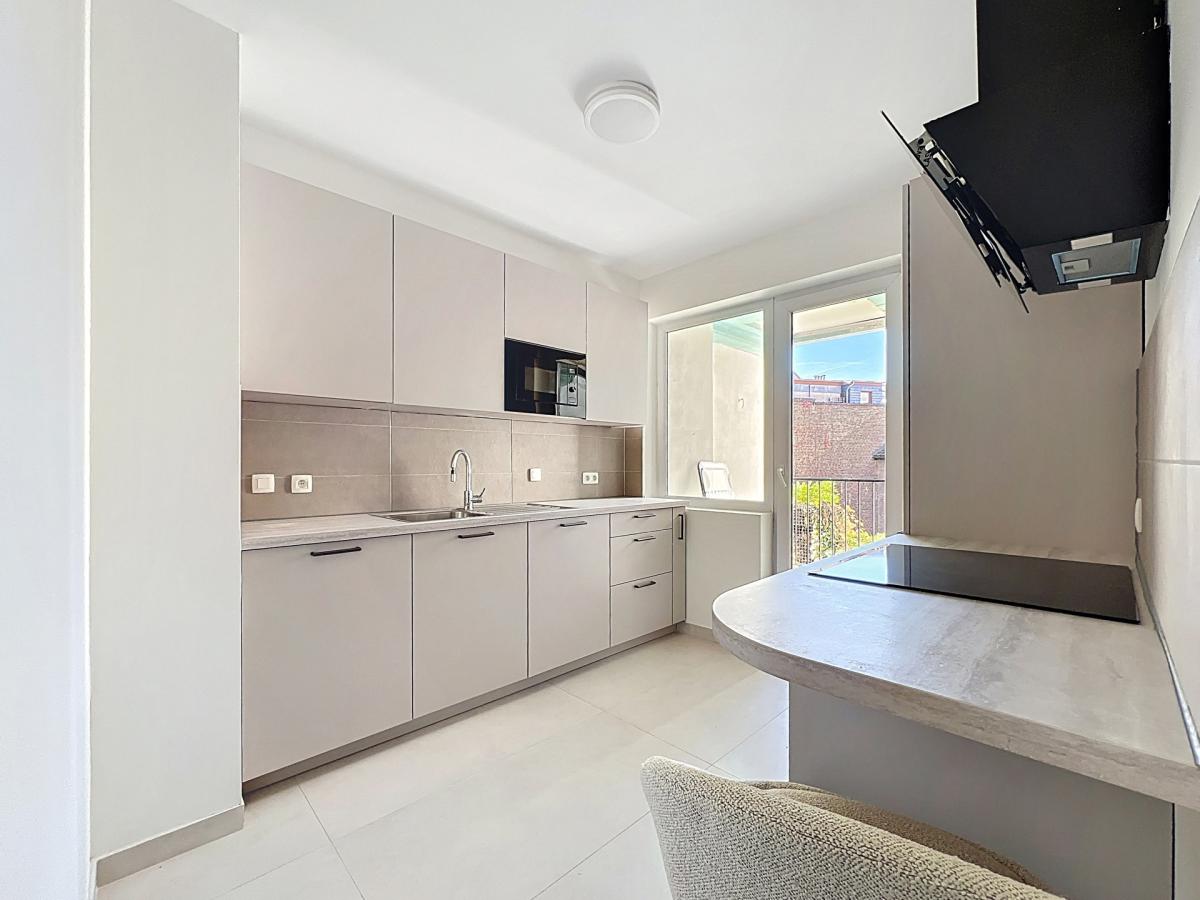 Square Ambiorix : Bel appartement rénové et meublé de 3 ch