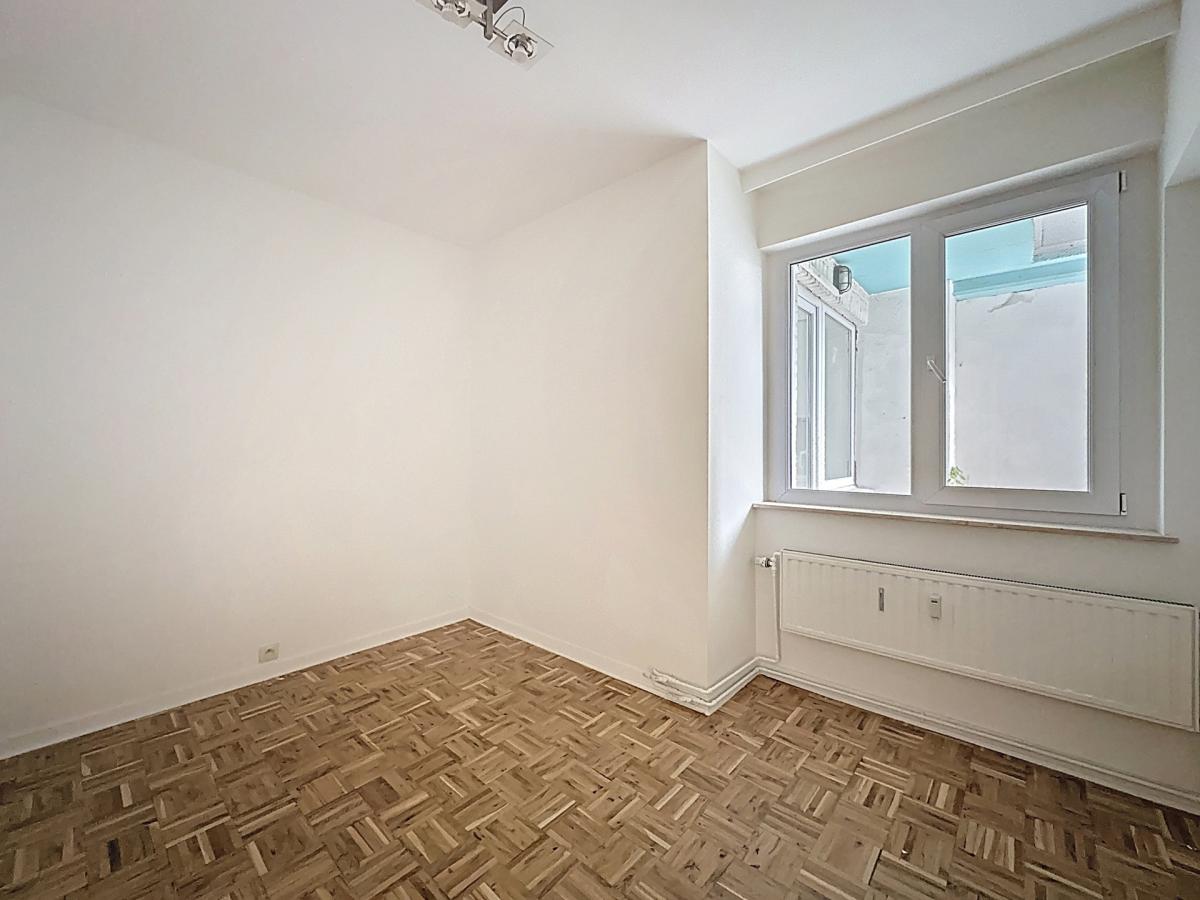 Square Ambiorix : Bel appartement rénové et meublé de 3 ch