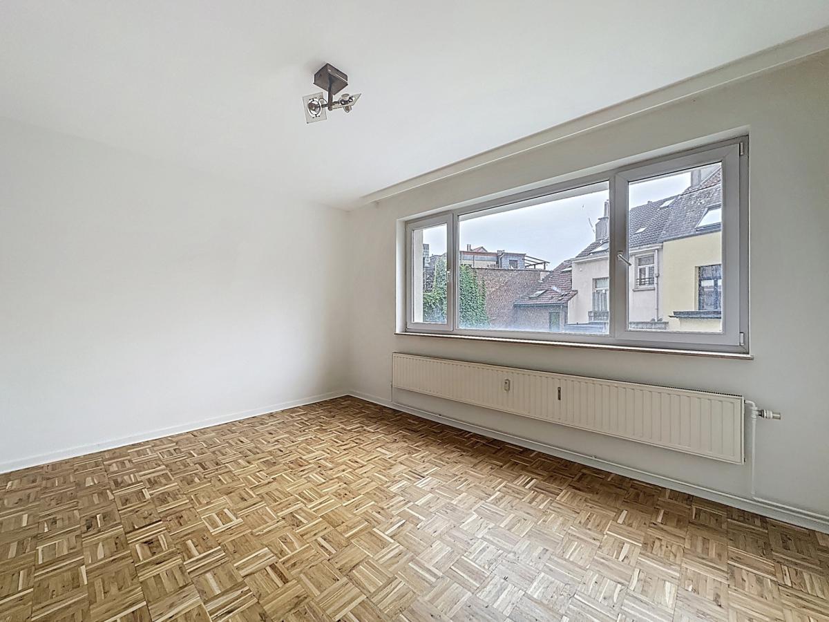 Square Ambiorix : Bel appartement rénové et meublé de 3 ch