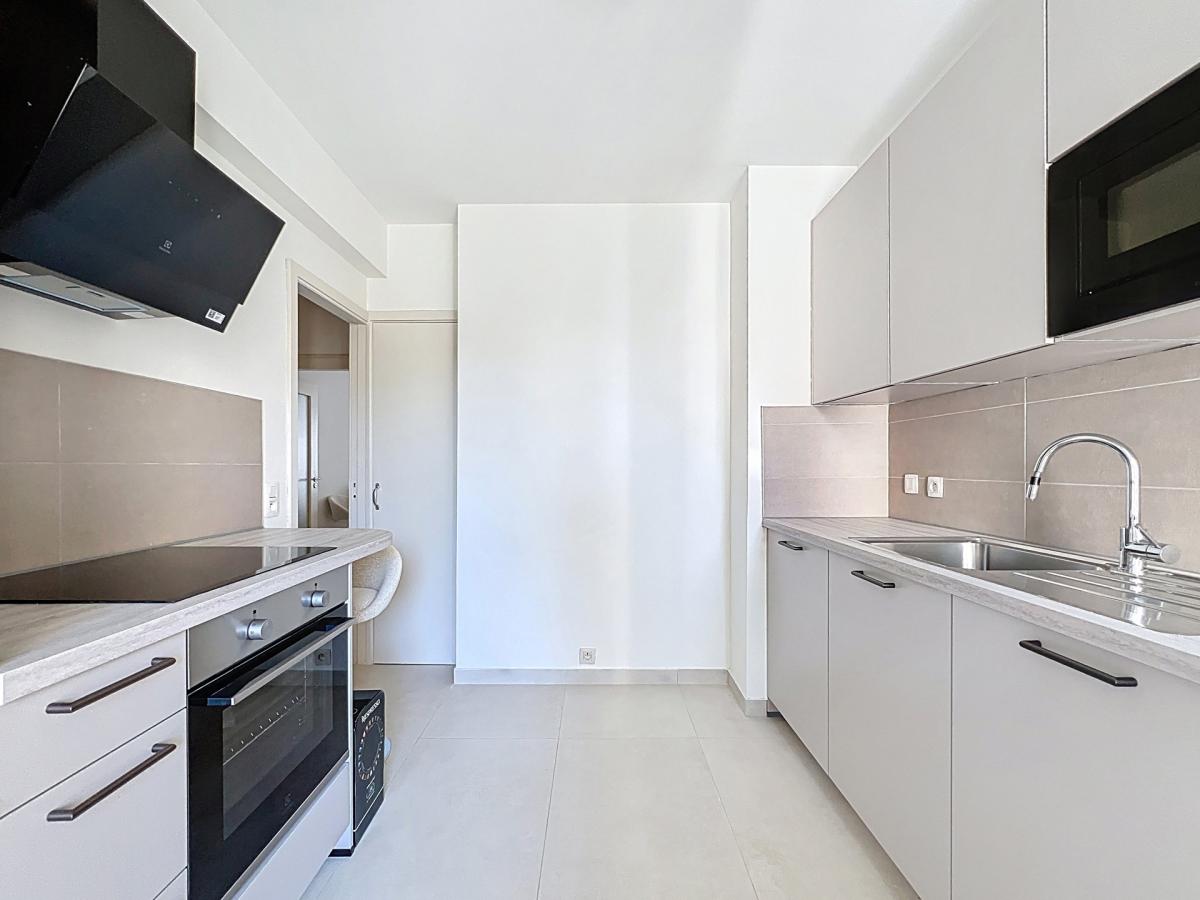 Square Ambiorix : Bel appartement rénové et meublé de 3 ch