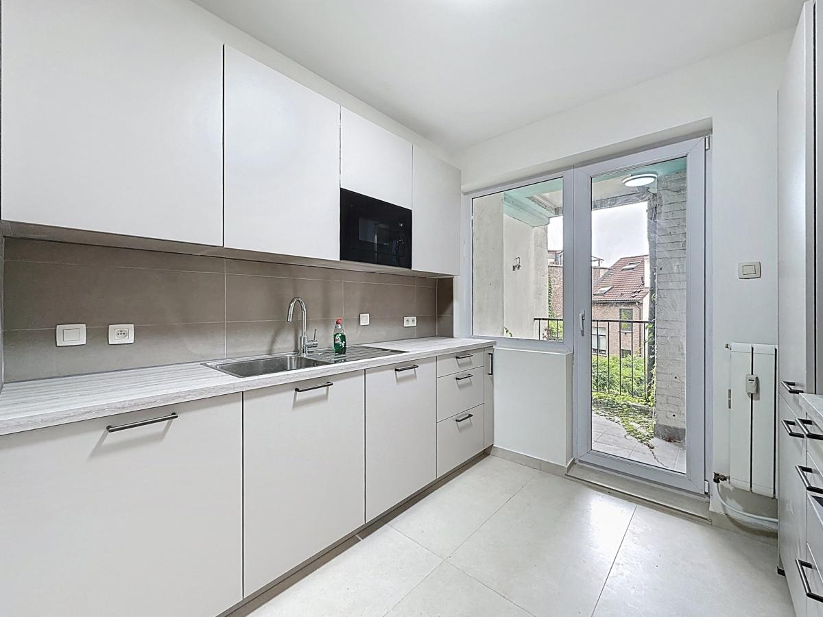 Square Ambiorix : Bel appartement rénové et meublé de 3 ch