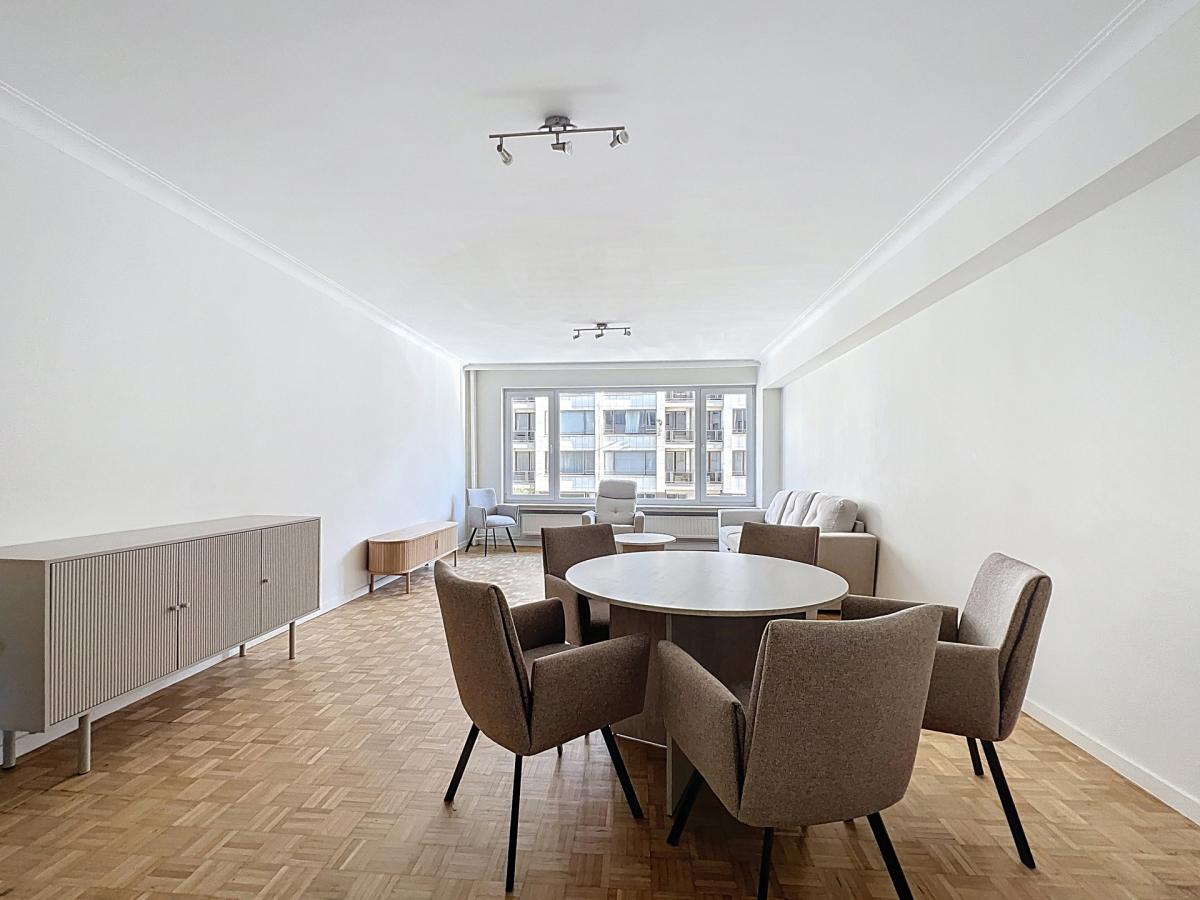 Square Ambiorix : Bel appartement rénové et meublé de 3 ch