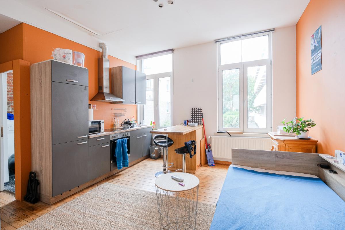 Pl. Louise: Immeuble de rapport rez commercial + 2 apparts