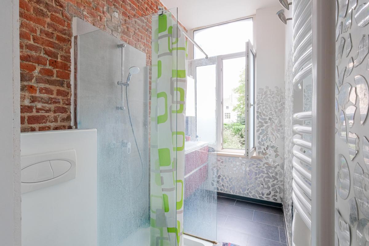 Pl. Louise: Immeuble de rapport rez commercial + 2 apparts