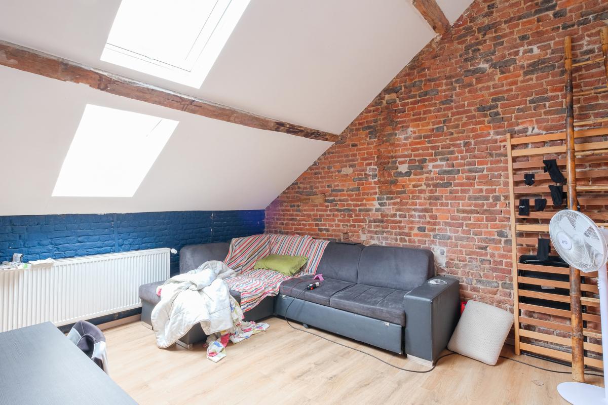 Pl. Louise: Immeuble de rapport rez commercial + 2 apparts