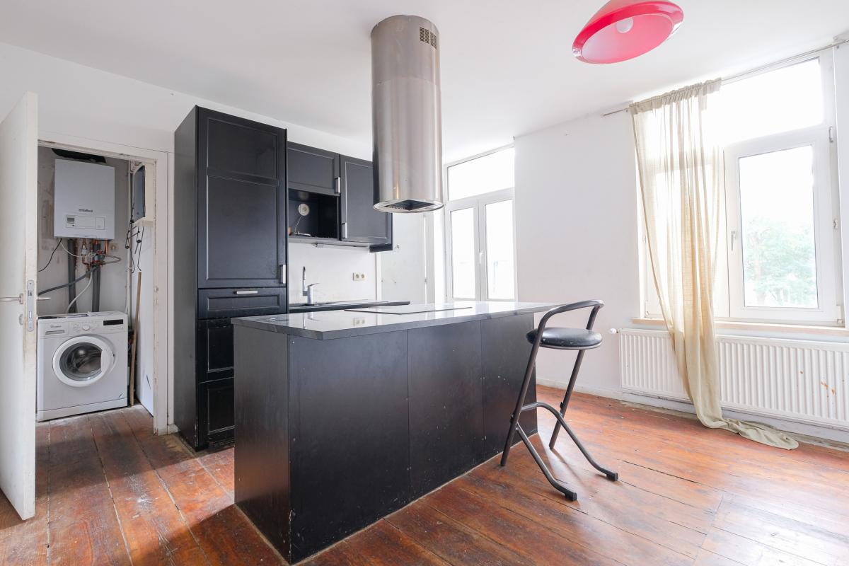 Pl. Louise: Immeuble de rapport rez commercial + 2 apparts