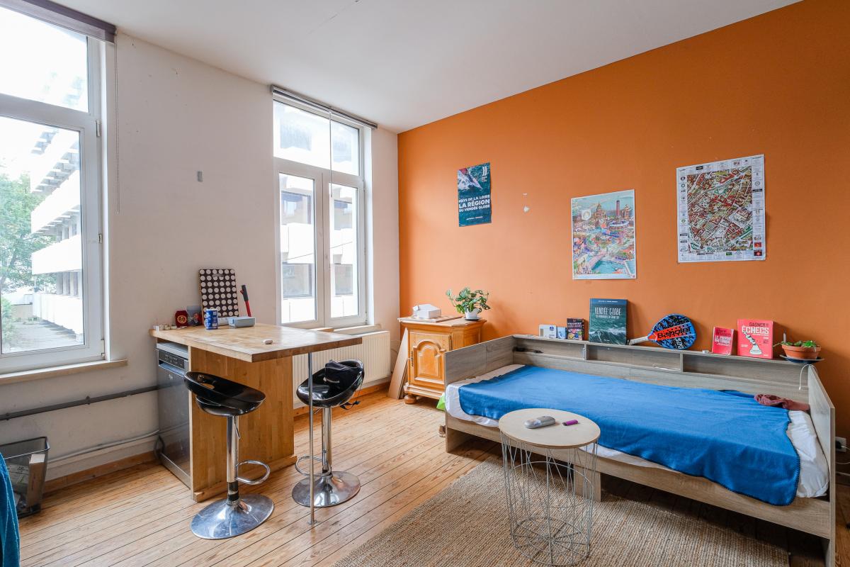 Pl. Louise: Immeuble de rapport rez commercial + 2 apparts