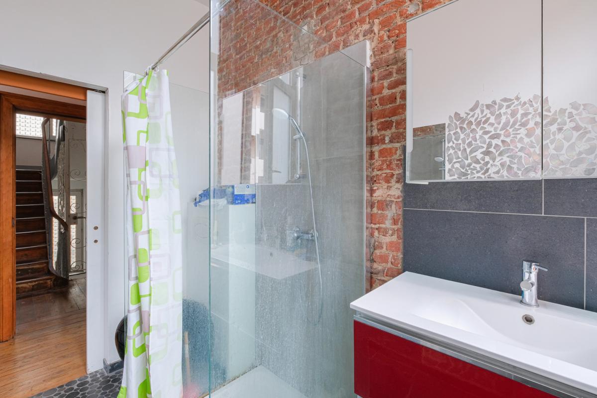 Pl. Louise: Immeuble de rapport rez commercial + 2 apparts