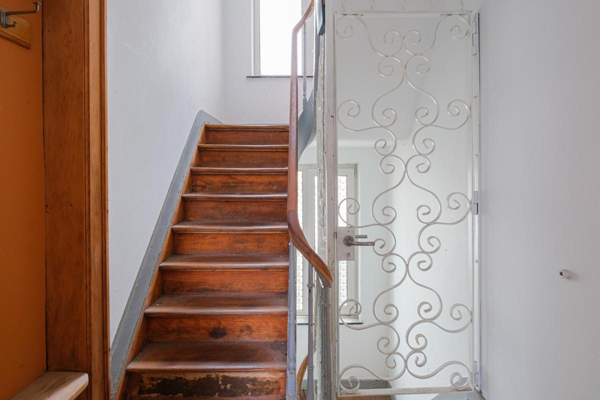 Pl. Louise: Immeuble de rapport rez commercial + 2 apparts