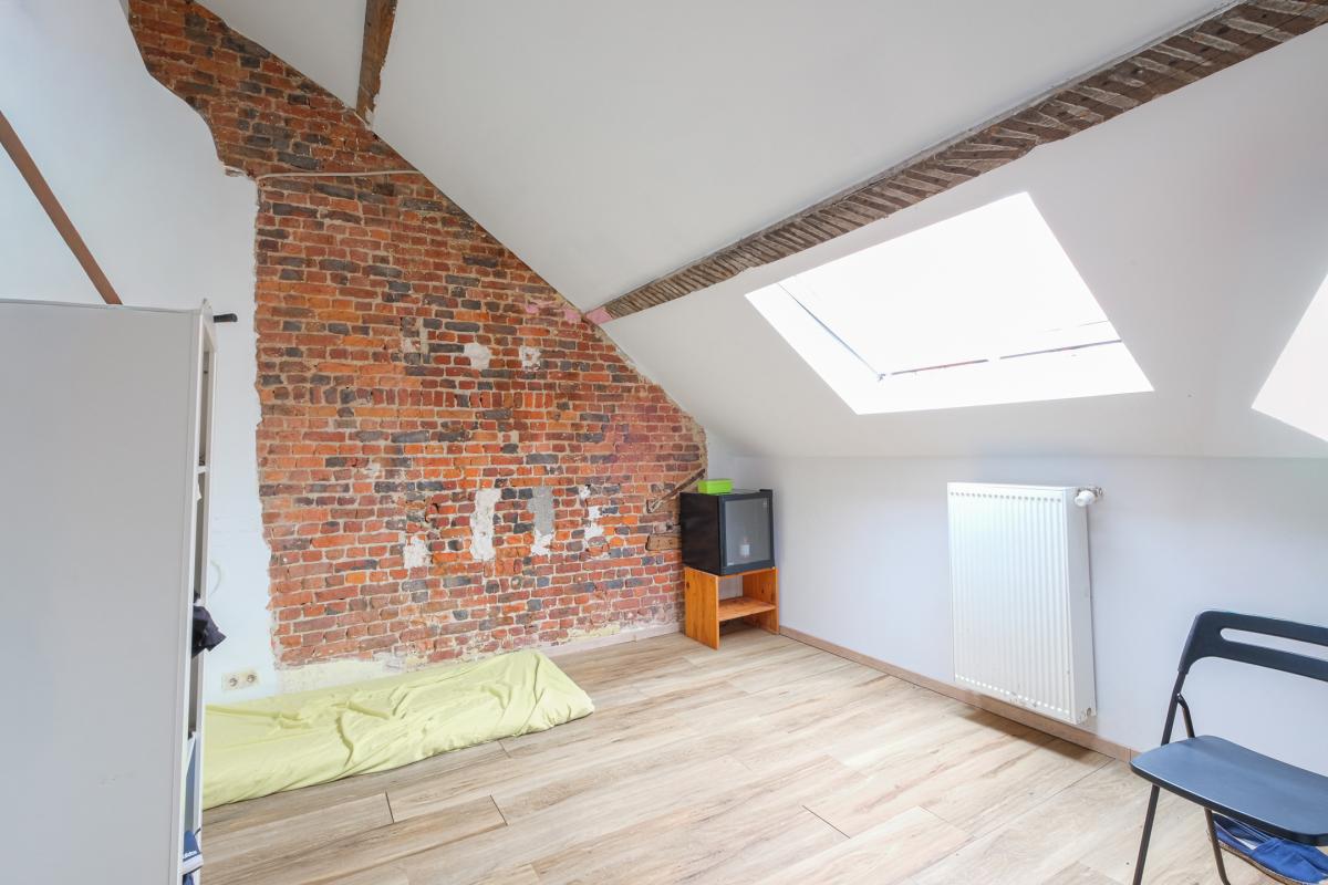 Pl. Louise: Immeuble de rapport rez commercial + 2 apparts