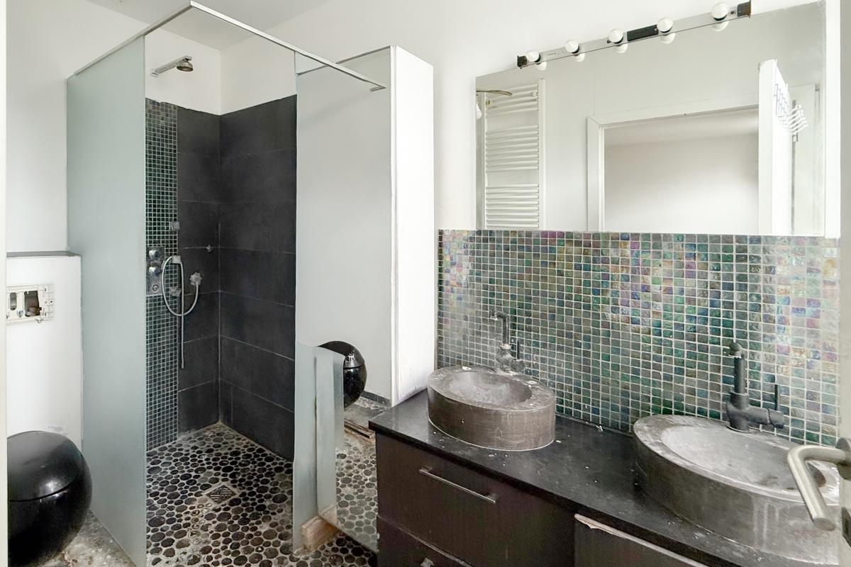 Pl. Louise: Immeuble de rapport rez commercial + 2 apparts