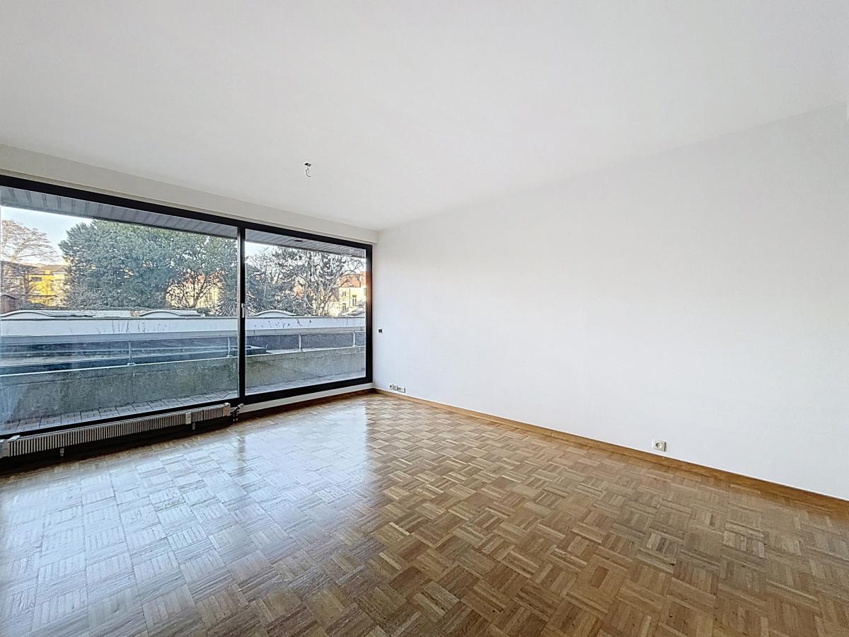 Defacqz : Bel appartement 2 chambres + terrasse