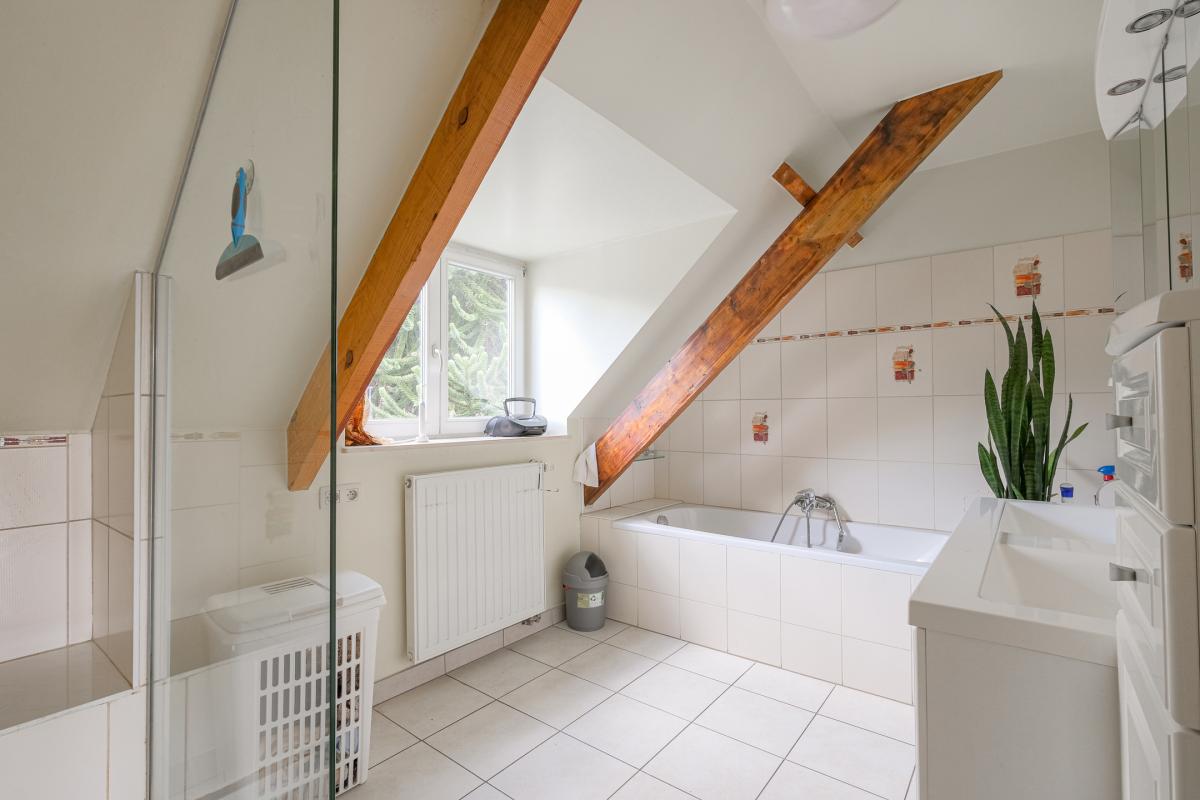 Béchet/Baron d'Huart: Magnifique villa, jardin sud, 2 garages