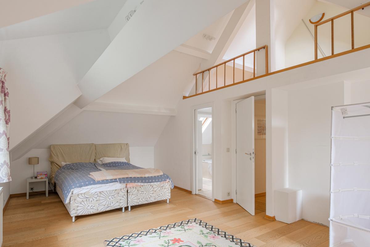 Béchet/Baron d'Huart: Magnifique villa, jardin sud, 2 garages