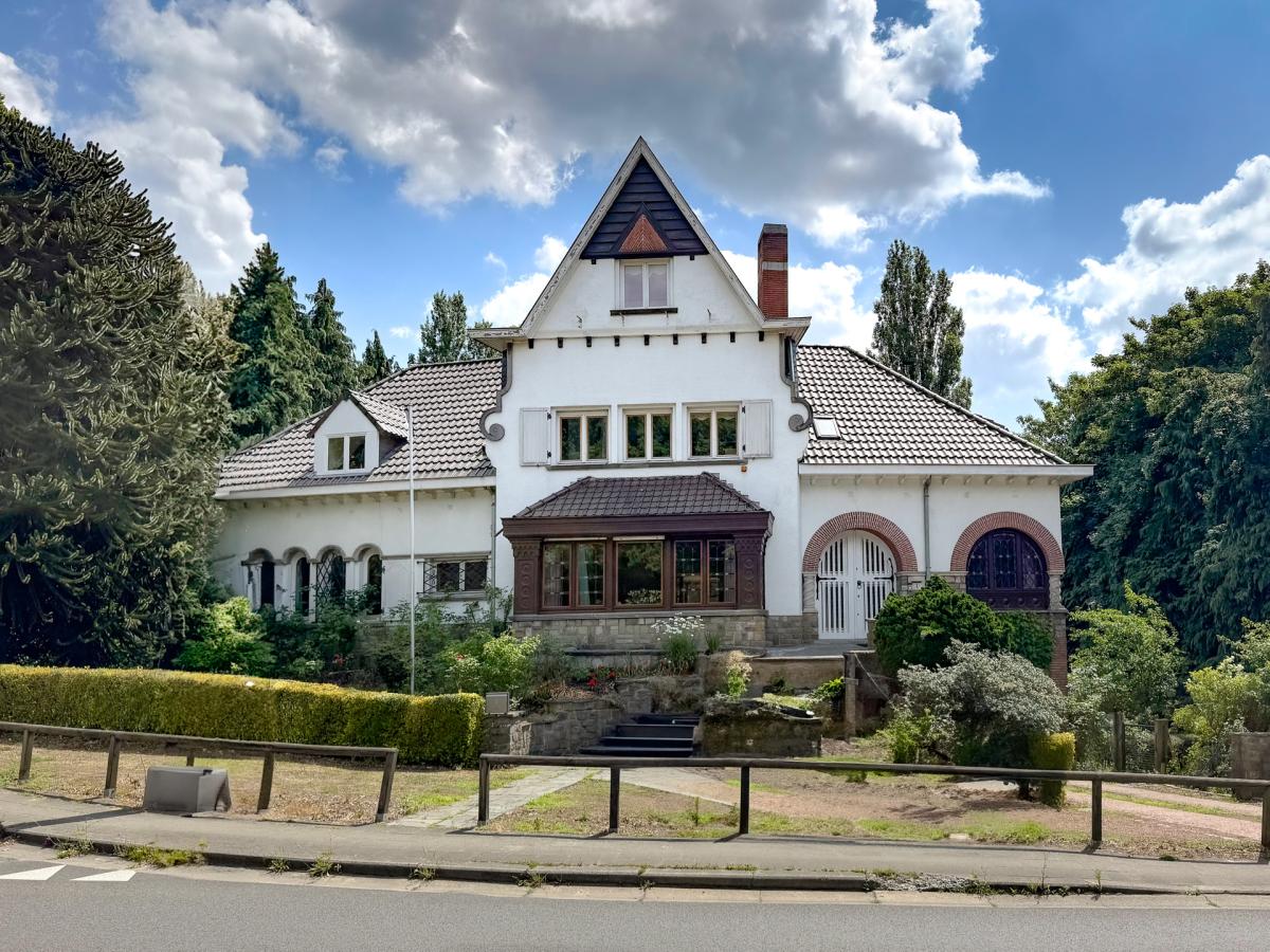 Béchet/Baron d'Huart: Magnifique villa, jardin sud, 2 garages