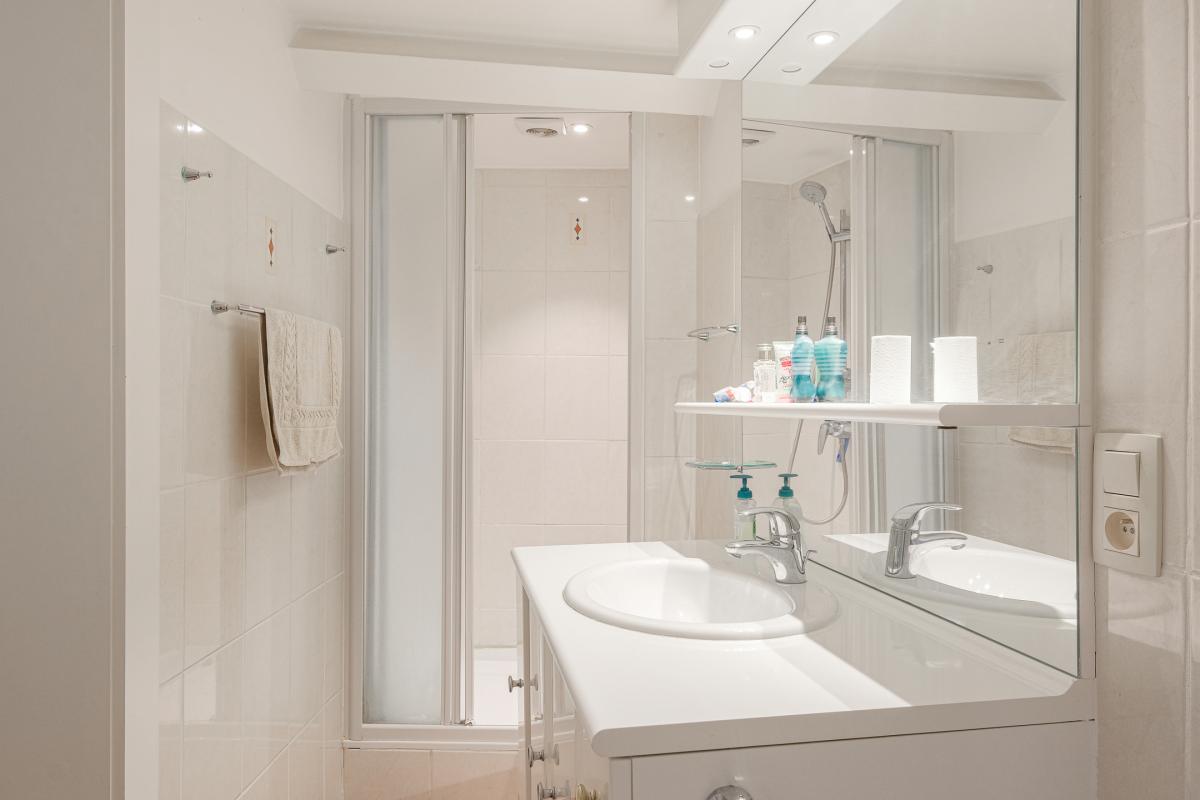 Béchet/Baron d'Huart: Magnifique villa, jardin sud, 2 garages