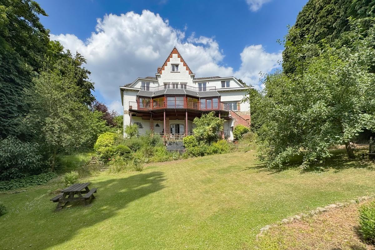 Béchet/Baron d'Huart: Magnifique villa, jardin sud, 2 garages