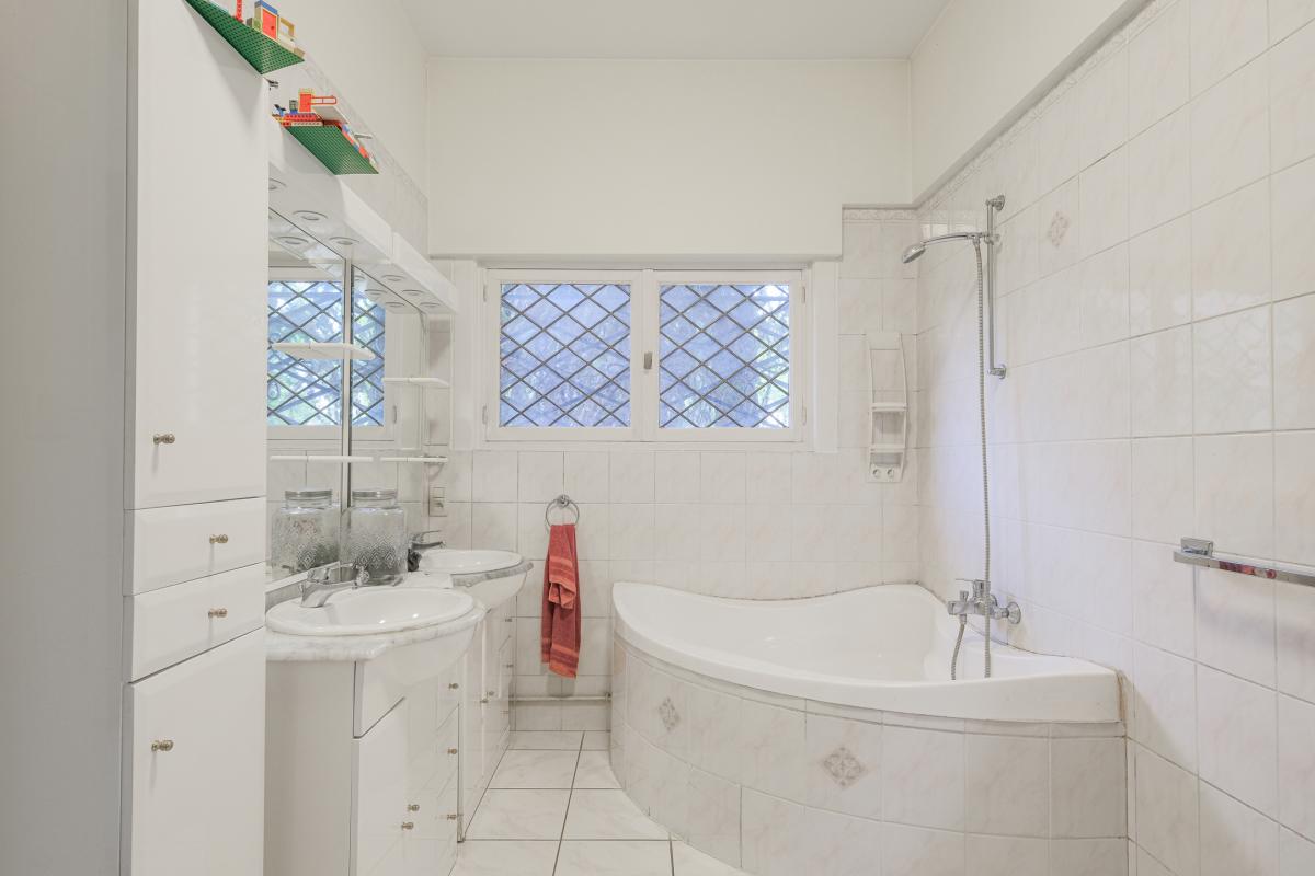 Béchet/Baron d'Huart: Magnifique villa, jardin sud, 2 garages