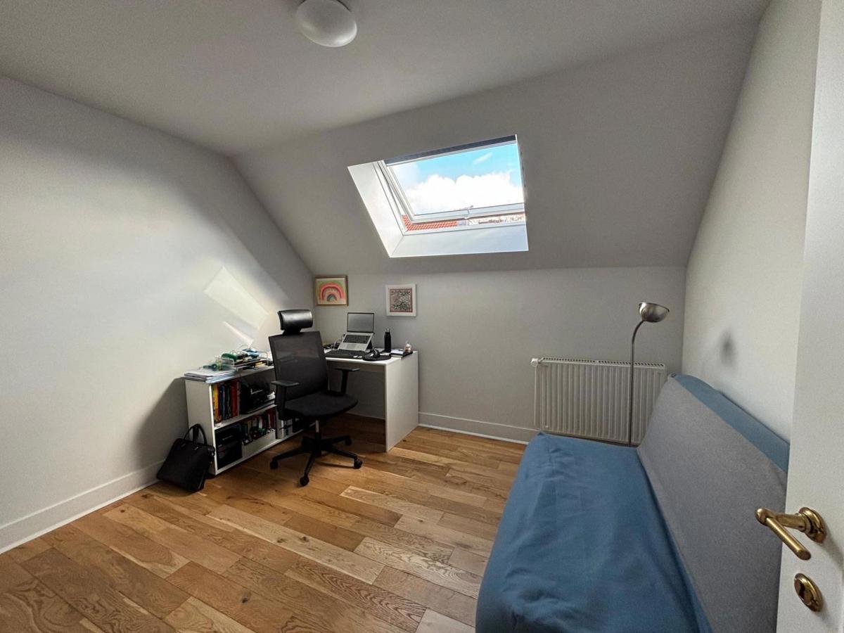 Cinquantenaire: maison rénovée terrasse 3ch., bur., dressing