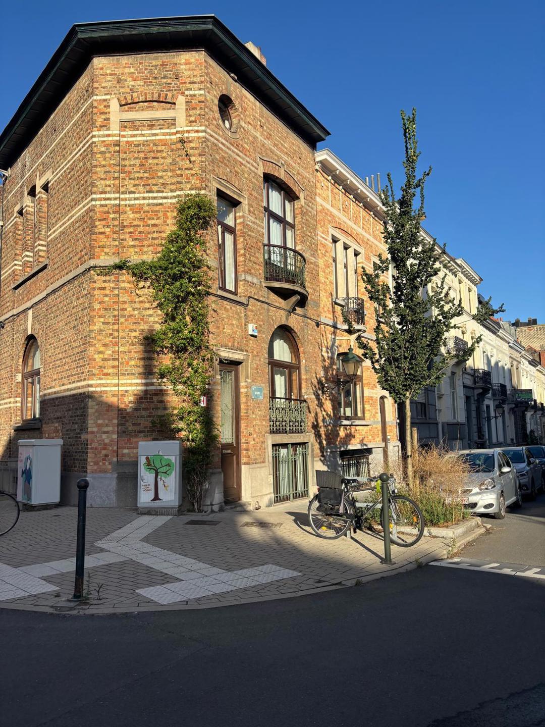 Cinquantenaire: maison rénovée terrasse 3ch., bur., dressing