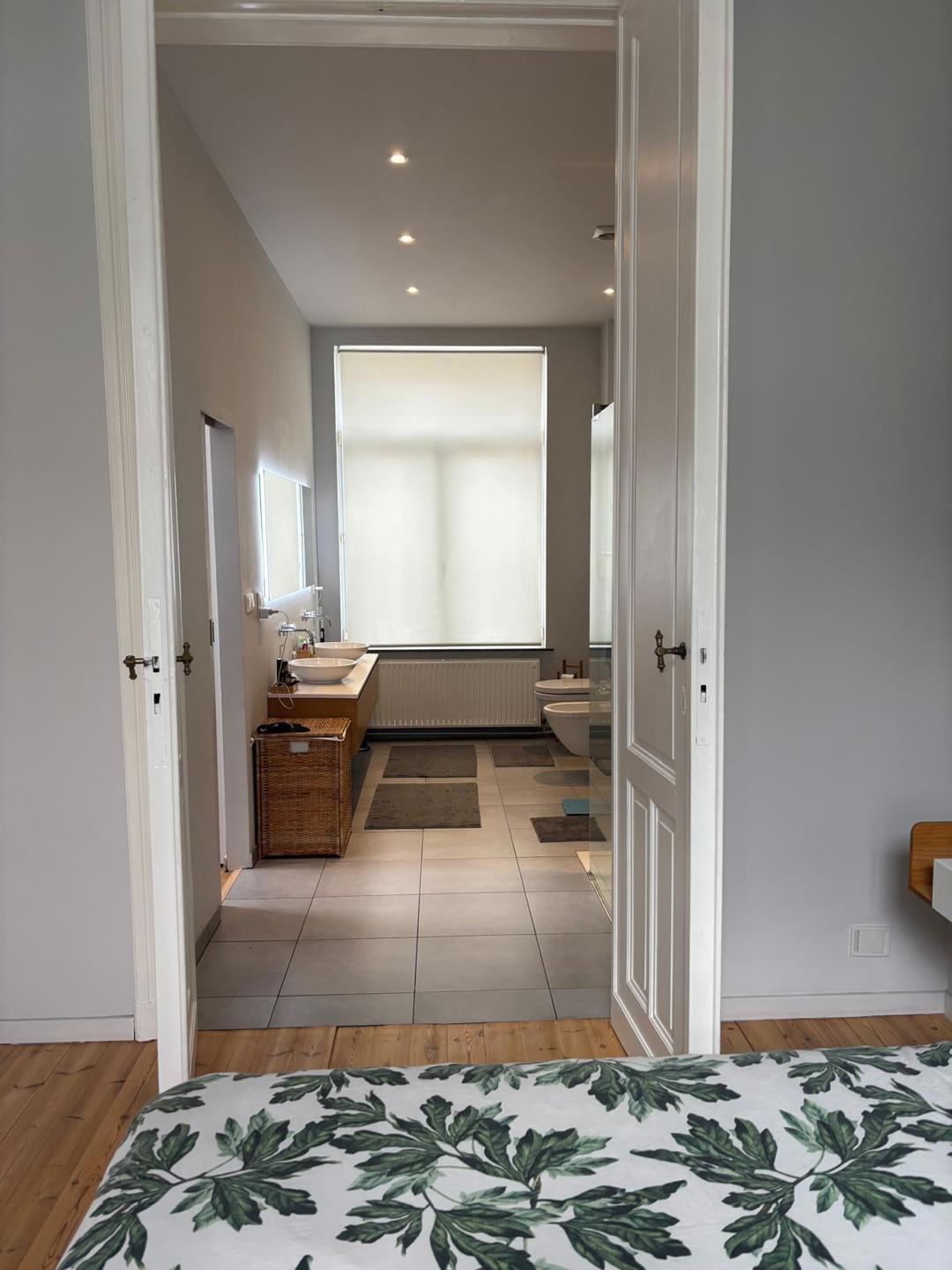 Cinquantenaire: maison rénovée terrasse 3ch., bur., dressing