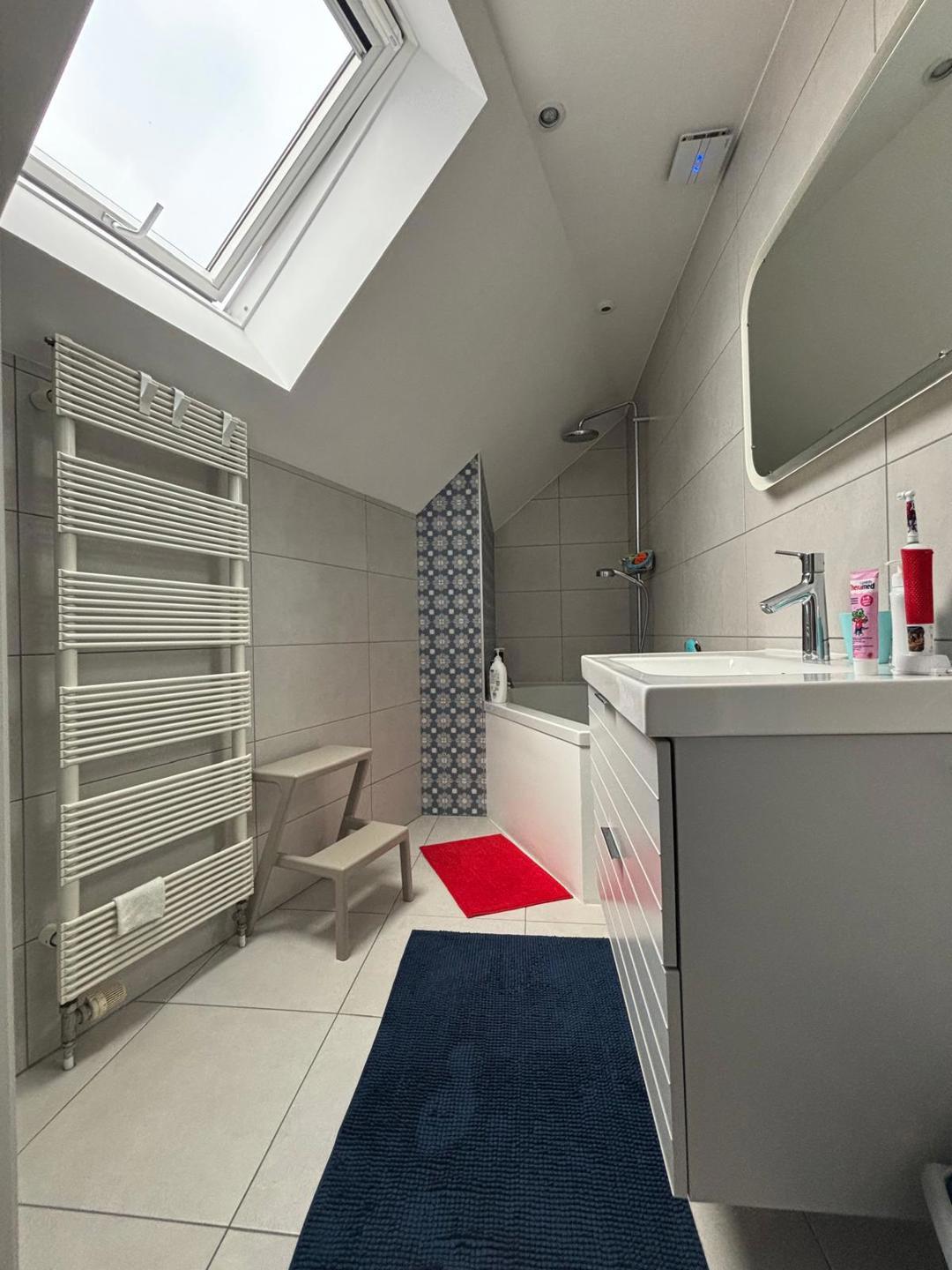 Cinquantenaire: maison rénovée terrasse 3ch., bur., dressing