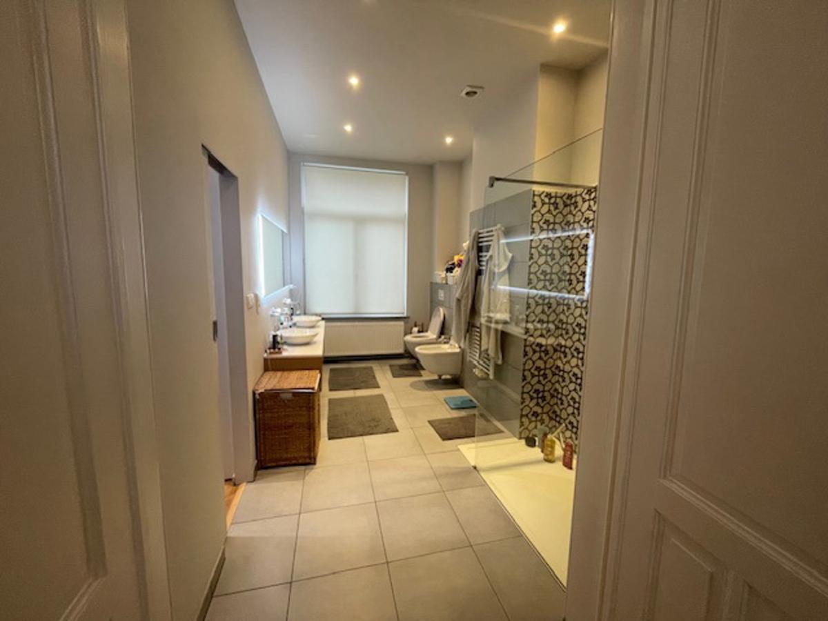 Cinquantenaire: maison rénovée terrasse 3ch., bur., dressing