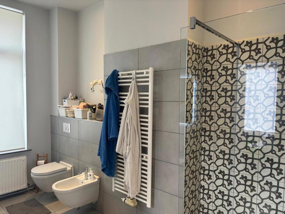 Cinquantenaire: maison rénovée terrasse 3ch., bur., dressing