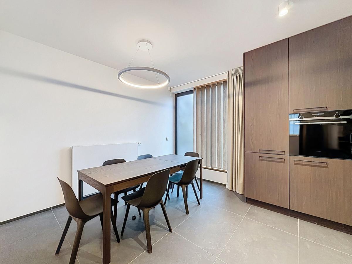 Montgomery/Cinquantenaire: Somptueux penthouse meublé neuf