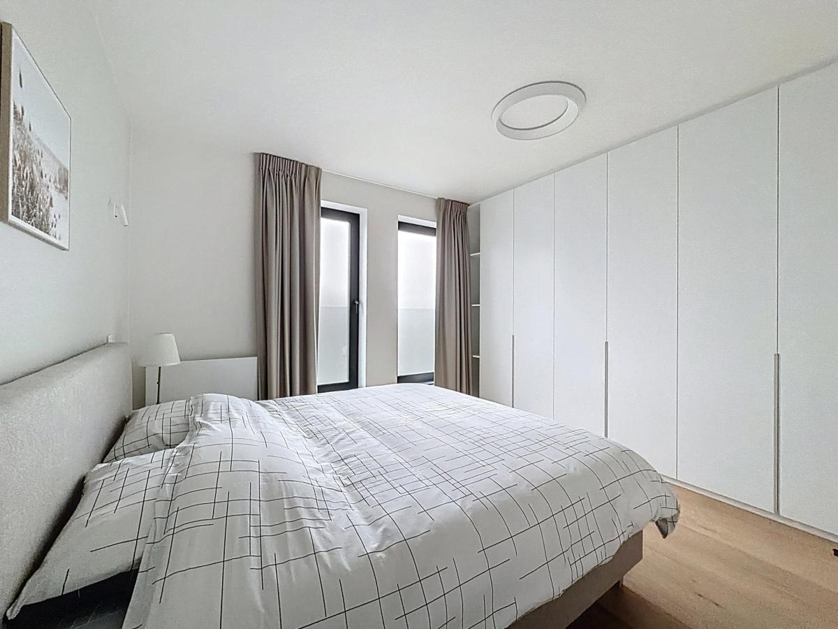 Montgomery/Cinquantenaire: Somptueux penthouse meublé neuf