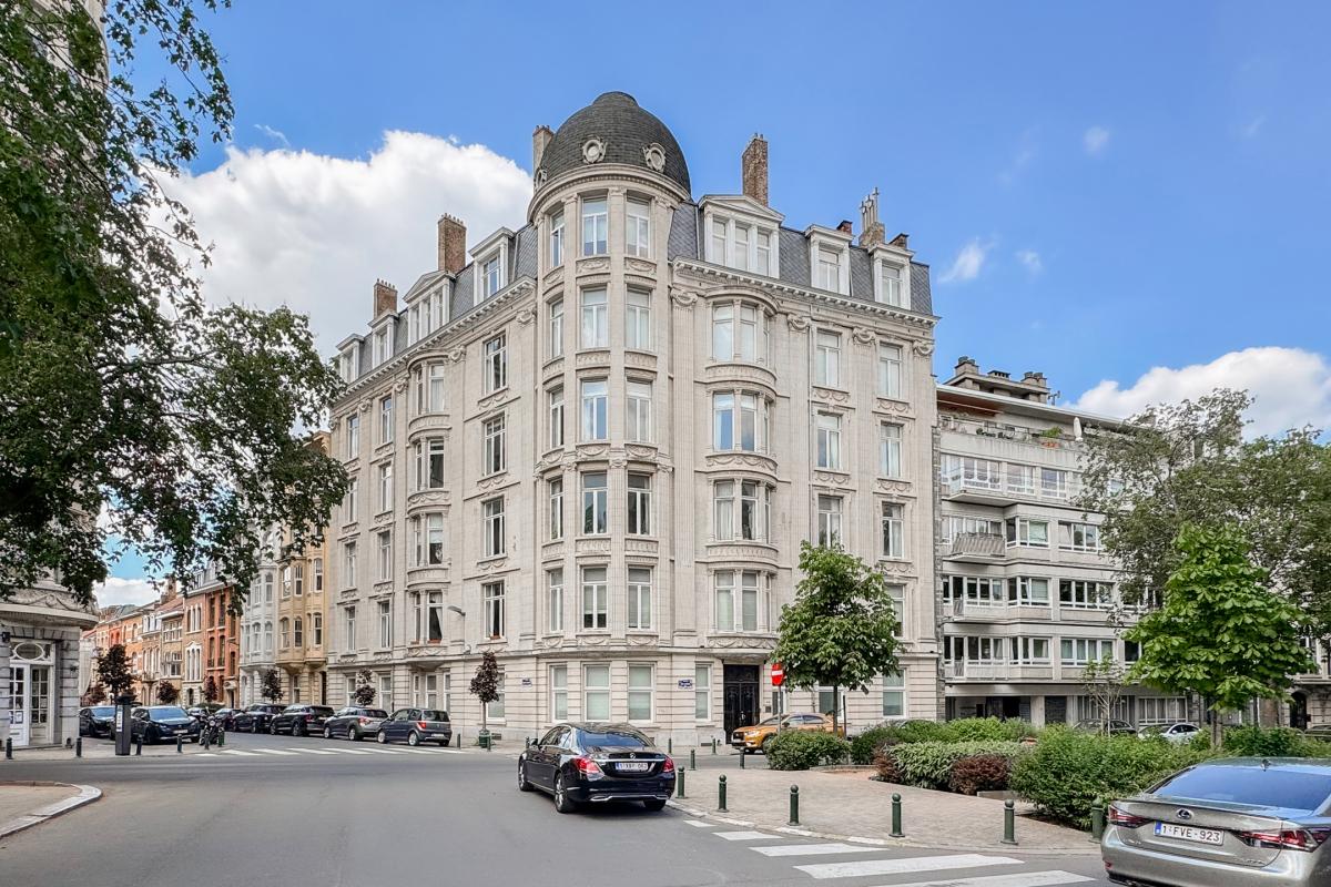 Place Brugmann : bel appartement rénové 4 chambres
