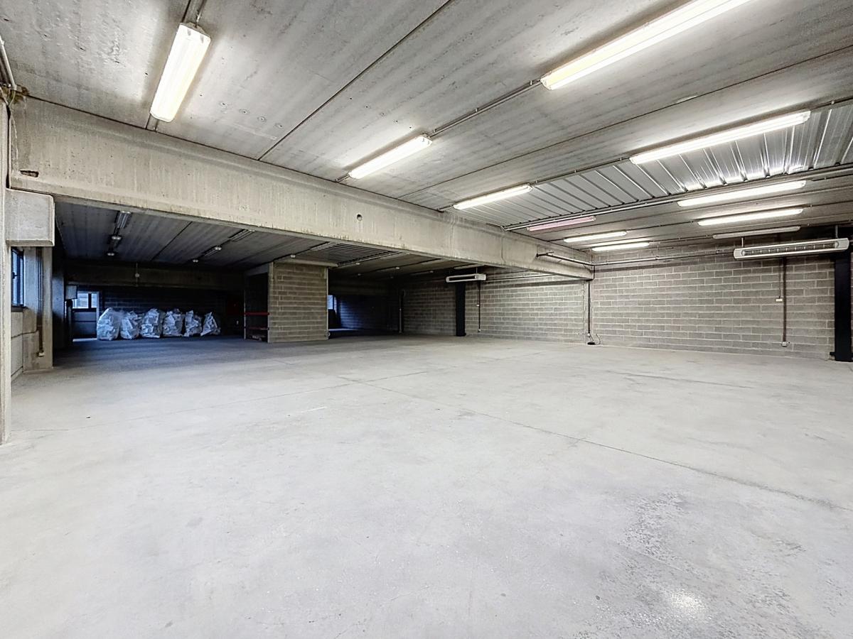 Forest / Drogenbos : Plateau de bureaux brut ± 400 m² 