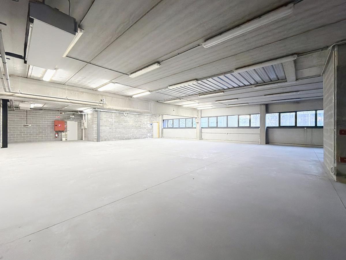 Forest / Drogenbos : Plateau de bureaux brut ± 400 m² 