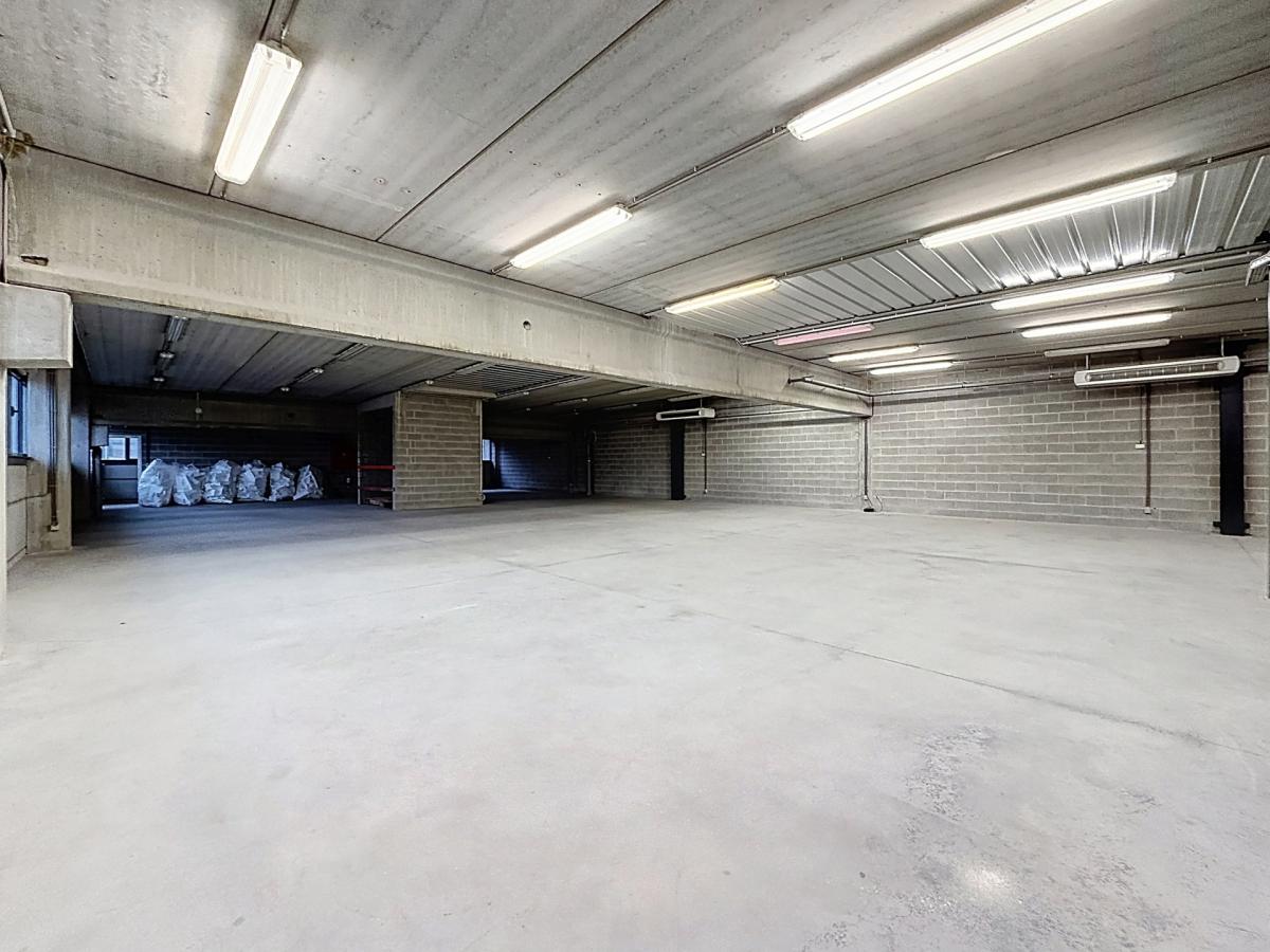 Forest / Drogenbos : Plateau de bureaux brut ± 400 m² 