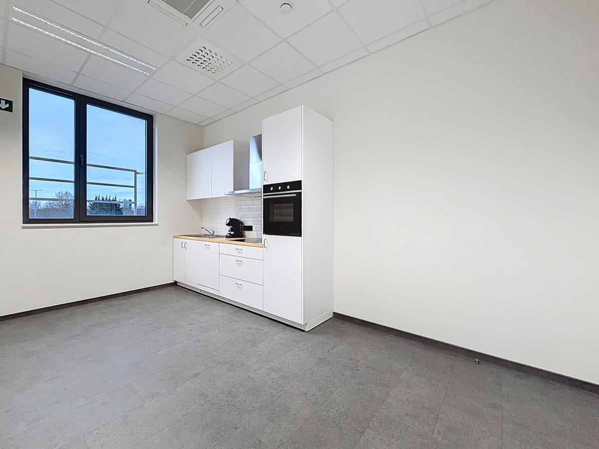 Forest / Drogenbos : Plateaux de bureaux ± 800 m² 