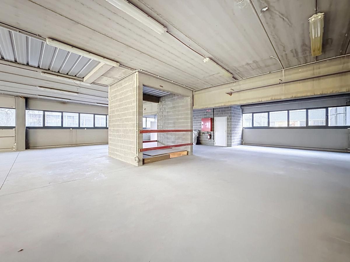 Forest / Drogenbos : Plateaux de bureaux ± 800 m² 