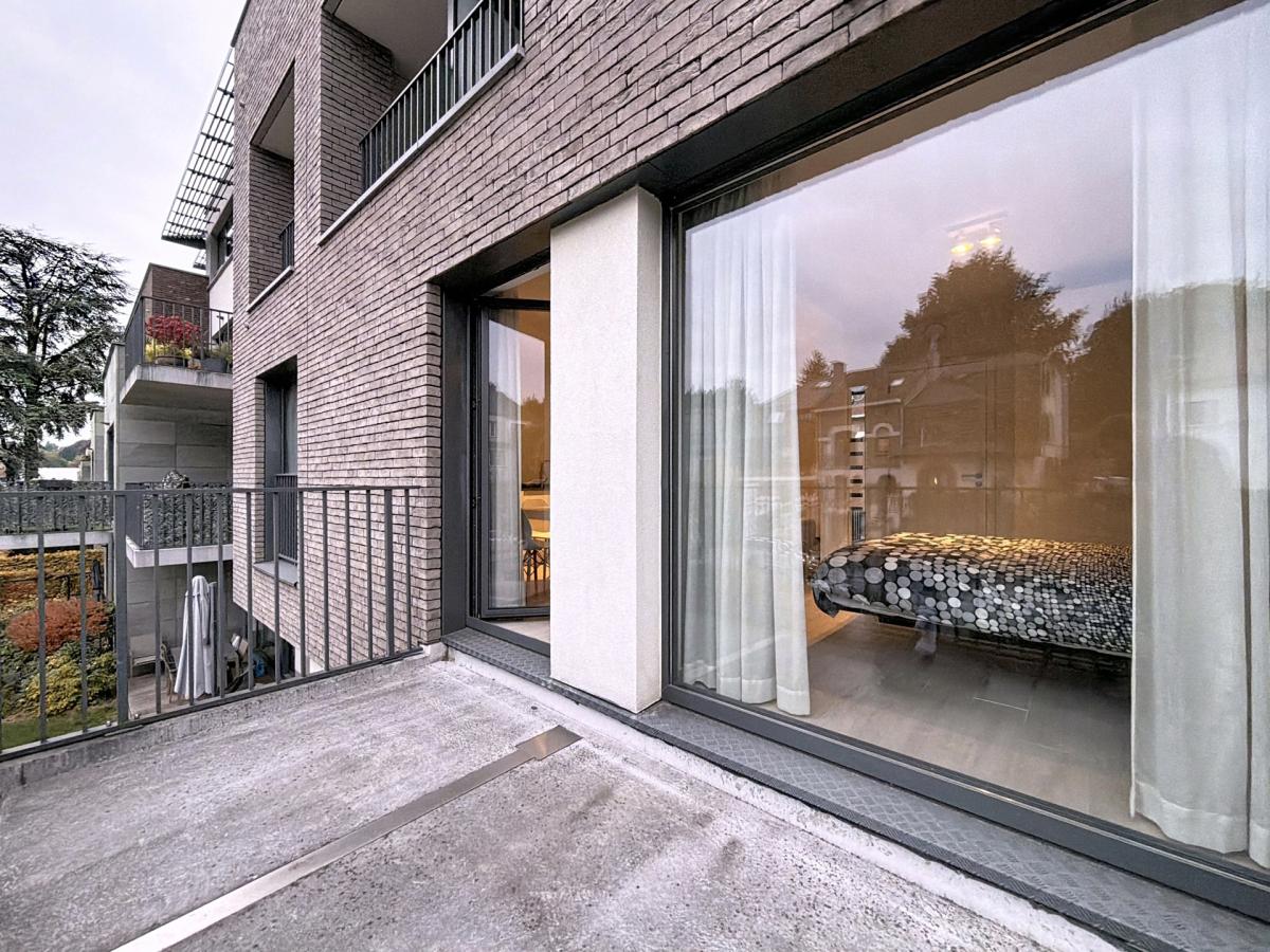 Place Saint-Job : Beau studio meublé moderne + terrasse