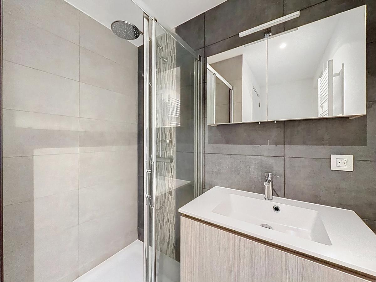 Place Saint-Job : Beau studio meublé moderne + terrasse