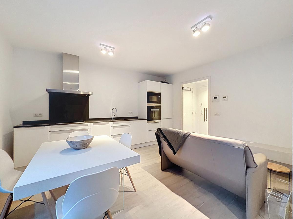 Place Saint-Job : Beau studio meublé moderne + terrasse