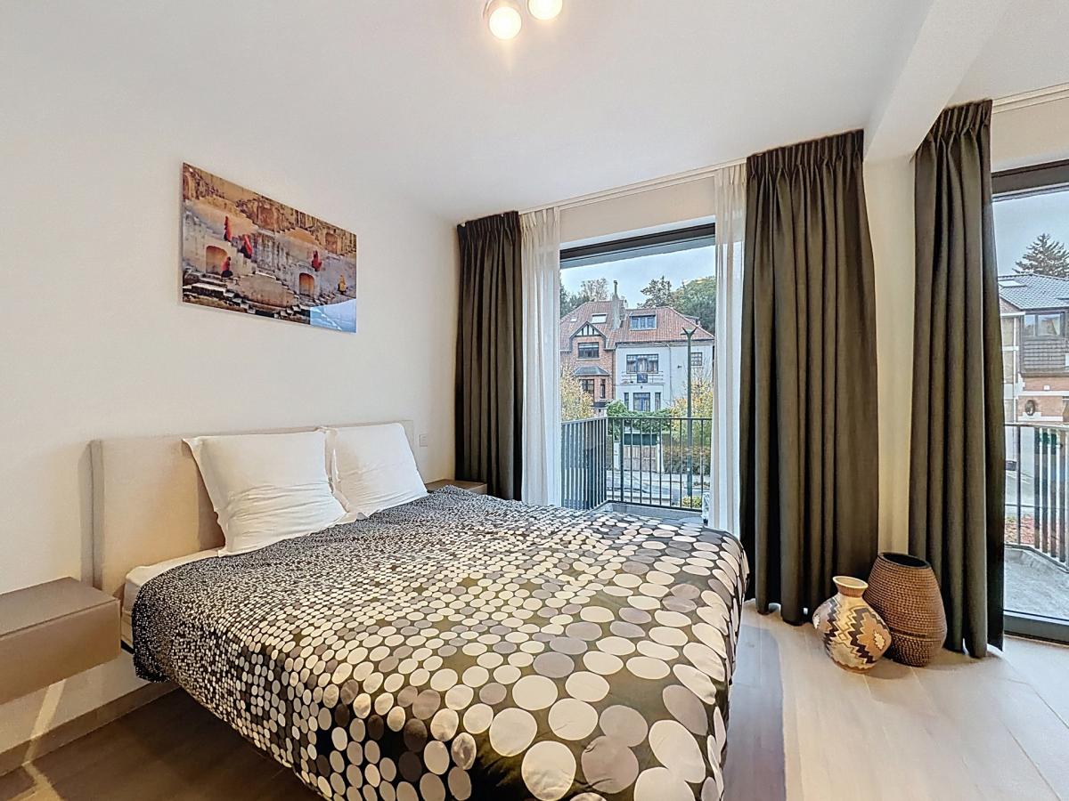 Place Saint-Job : Beau studio meublé moderne + terrasse