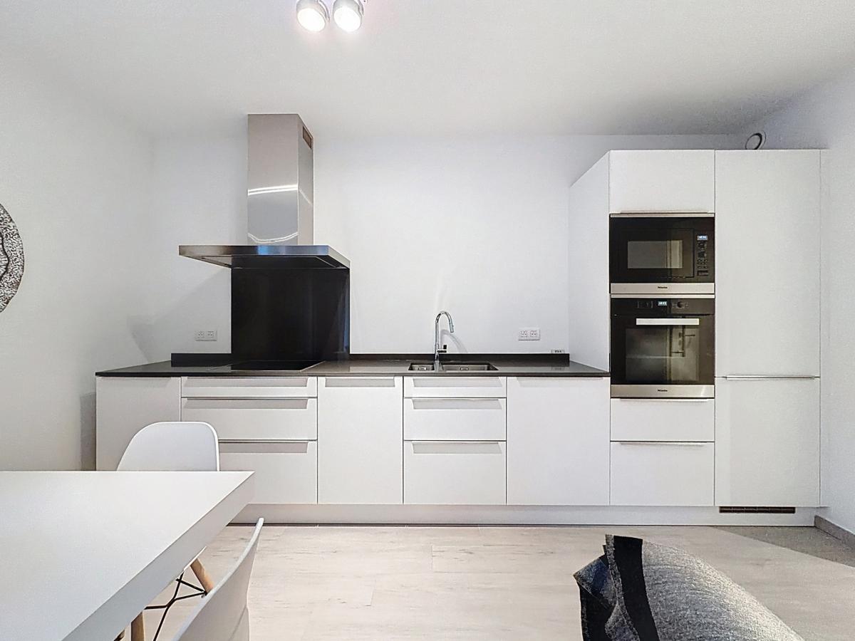 Place Saint-Job : Beau studio meublé moderne + terrasse