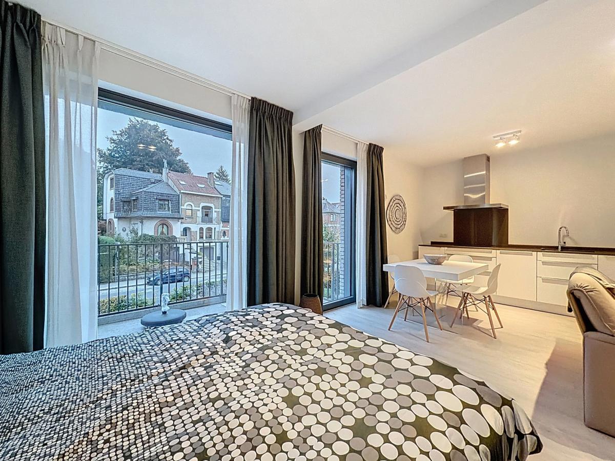 Place Saint-Job : Beau studio meublé moderne + terrasse