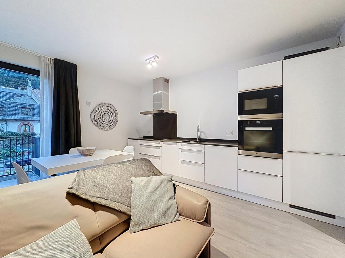 Place Saint-Job : Beau studio meublé moderne + terrasse