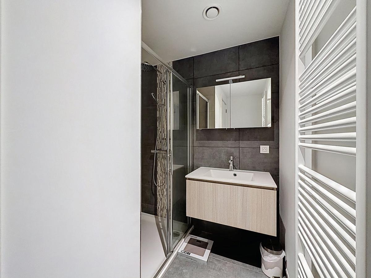 Place Saint-Job : Beau studio meublé moderne + terrasse