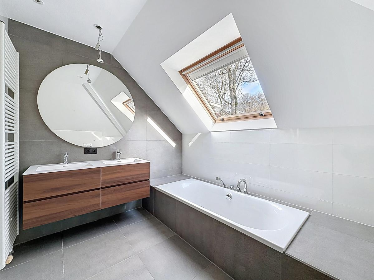 Dolez : Belle maison 3 façades + jardin + garage