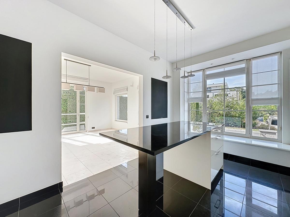 Dolez : Belle maison 3 façades + jardin + garage