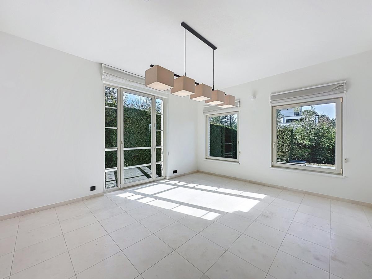 Dolez : Belle maison 3 façades + jardin + garage