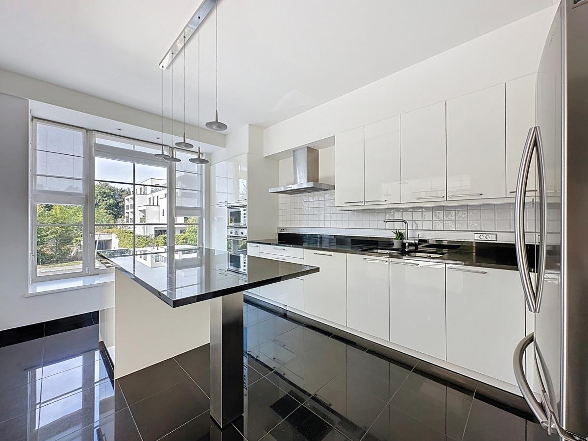 Dolez : Belle maison 3 façades + jardin + garage